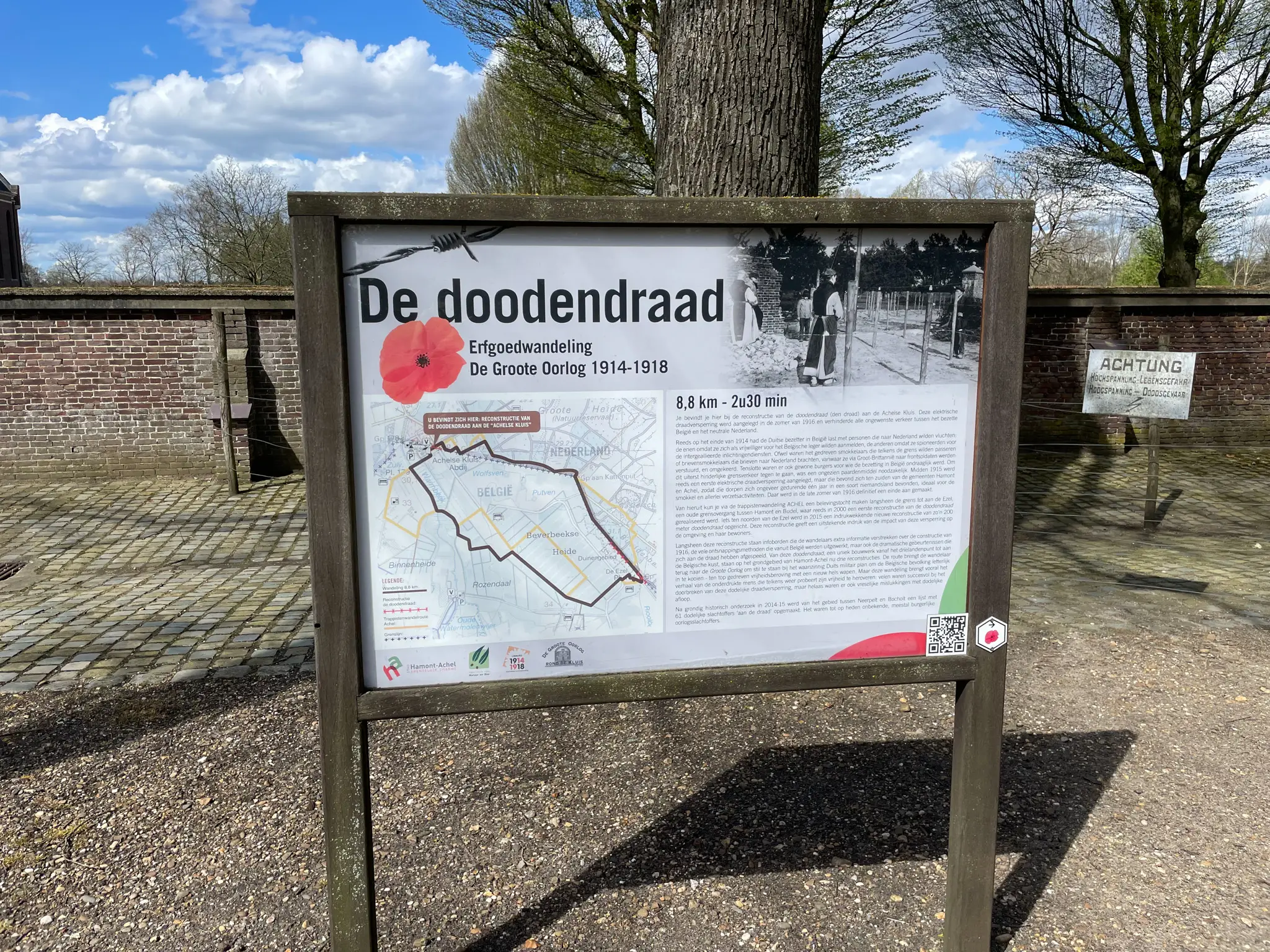 Informatiebord van de erfgoedwandeling over de Doodendraad bij Achel