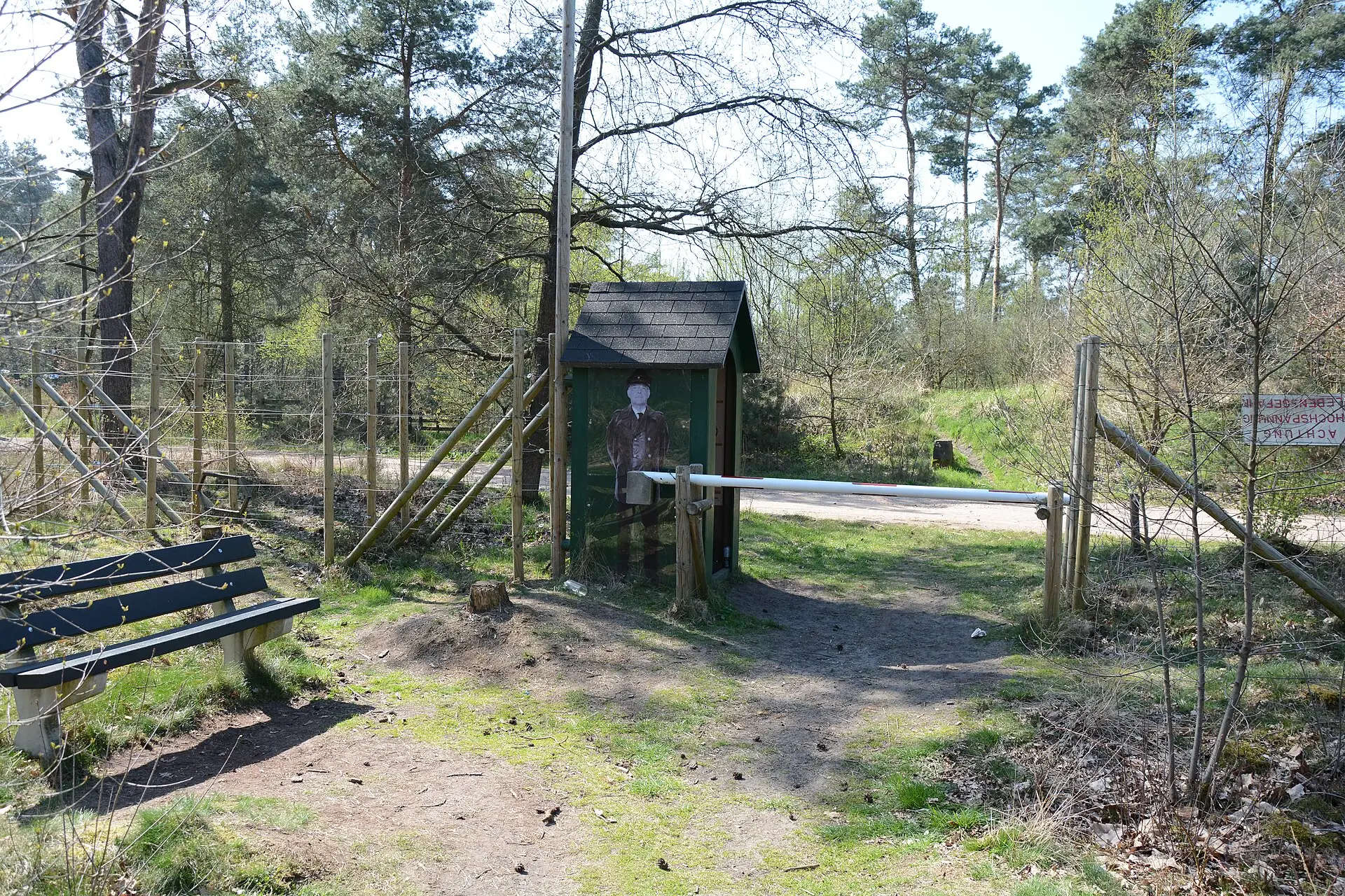 Gereconstrueerd wachthuisje en stuk Doodendraad in het bos tussen Postel en Bergeijk