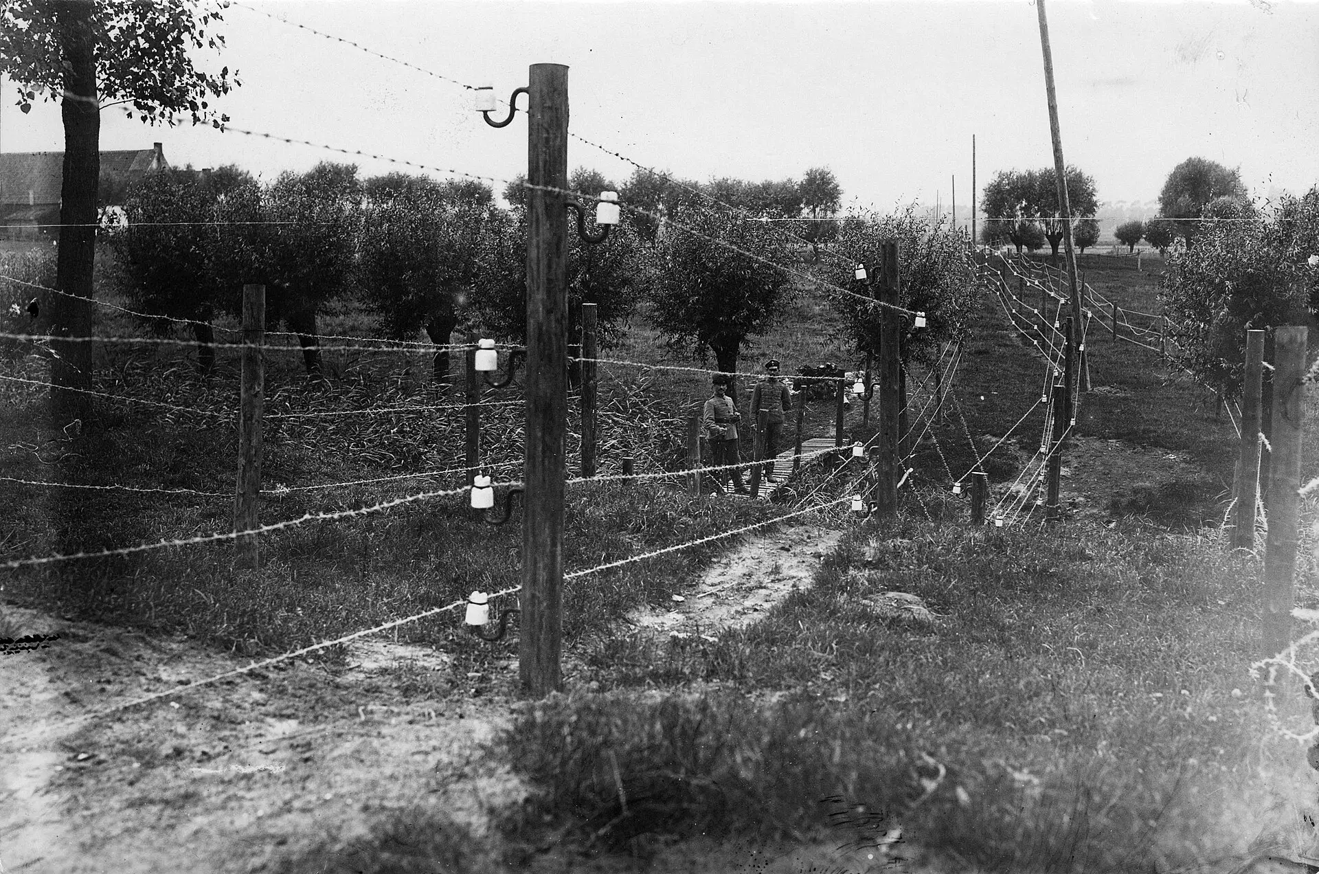 Archieffoto van de geëlektrificeerde Doodendraad dwars door het boerenland, 1915–1918