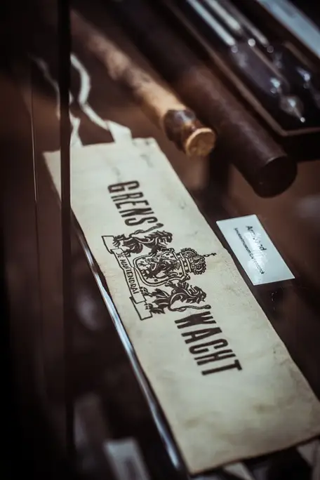 Een armband met de tekst ‘Grenswacht’ in een vitrine van het museum