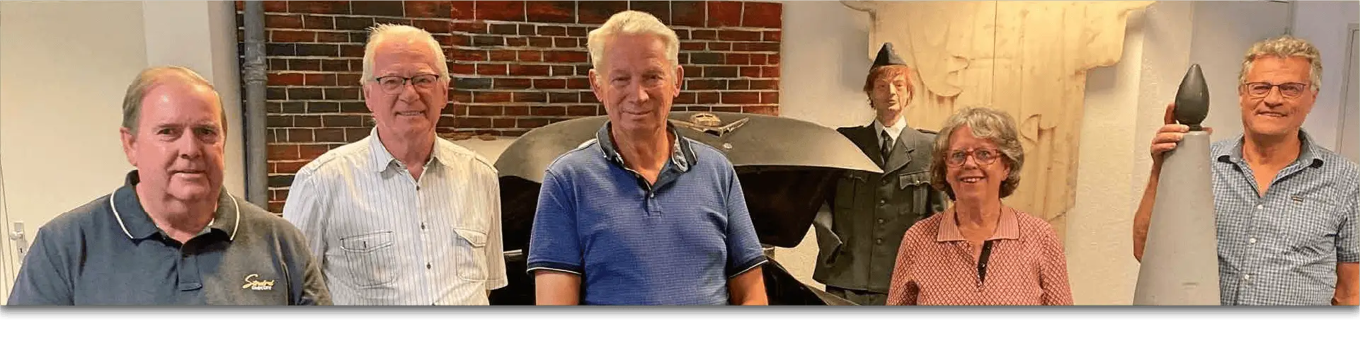 Zes vrijwilligers van het museum in de expositie